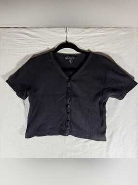 Nick & Sarah Crop Ribbed Button-Front Short Sleeve Top in Black
